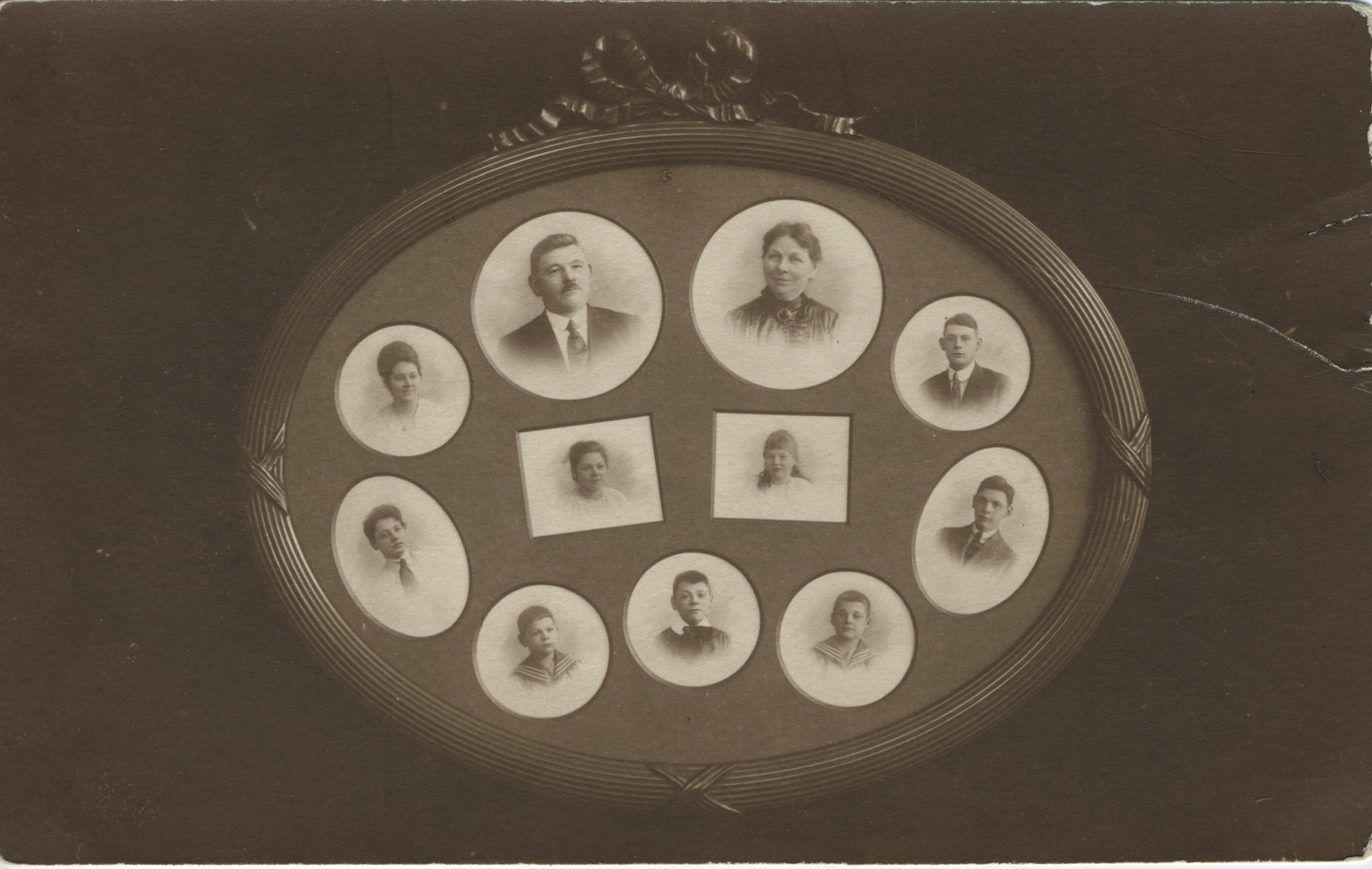 Klik voor foto in apart venster haakgeerlofvanden18720216_ca1918_gezin.jpg